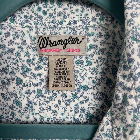 Wrangler Camicia Western Frill In Denim Slavato – 100% Cotone – Scollo A V E Polsini Elasticizzati